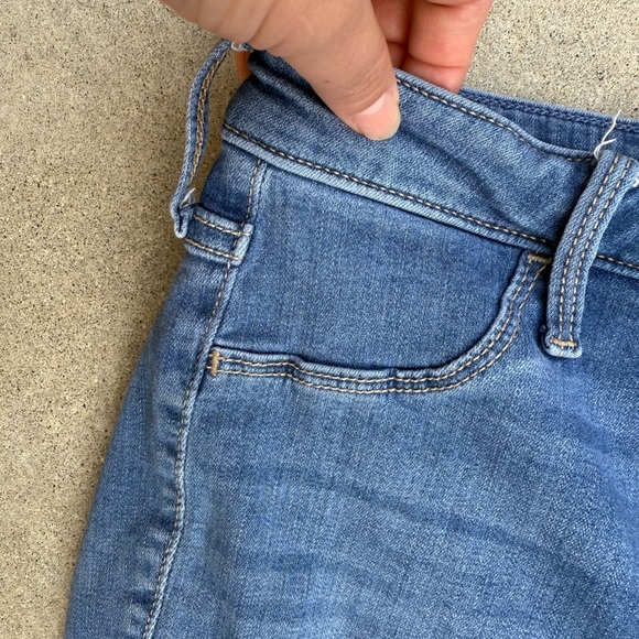 Hollister Curvy High-Rise Distressed Jean Leggings (Size 13R) - Picture 6 of 7